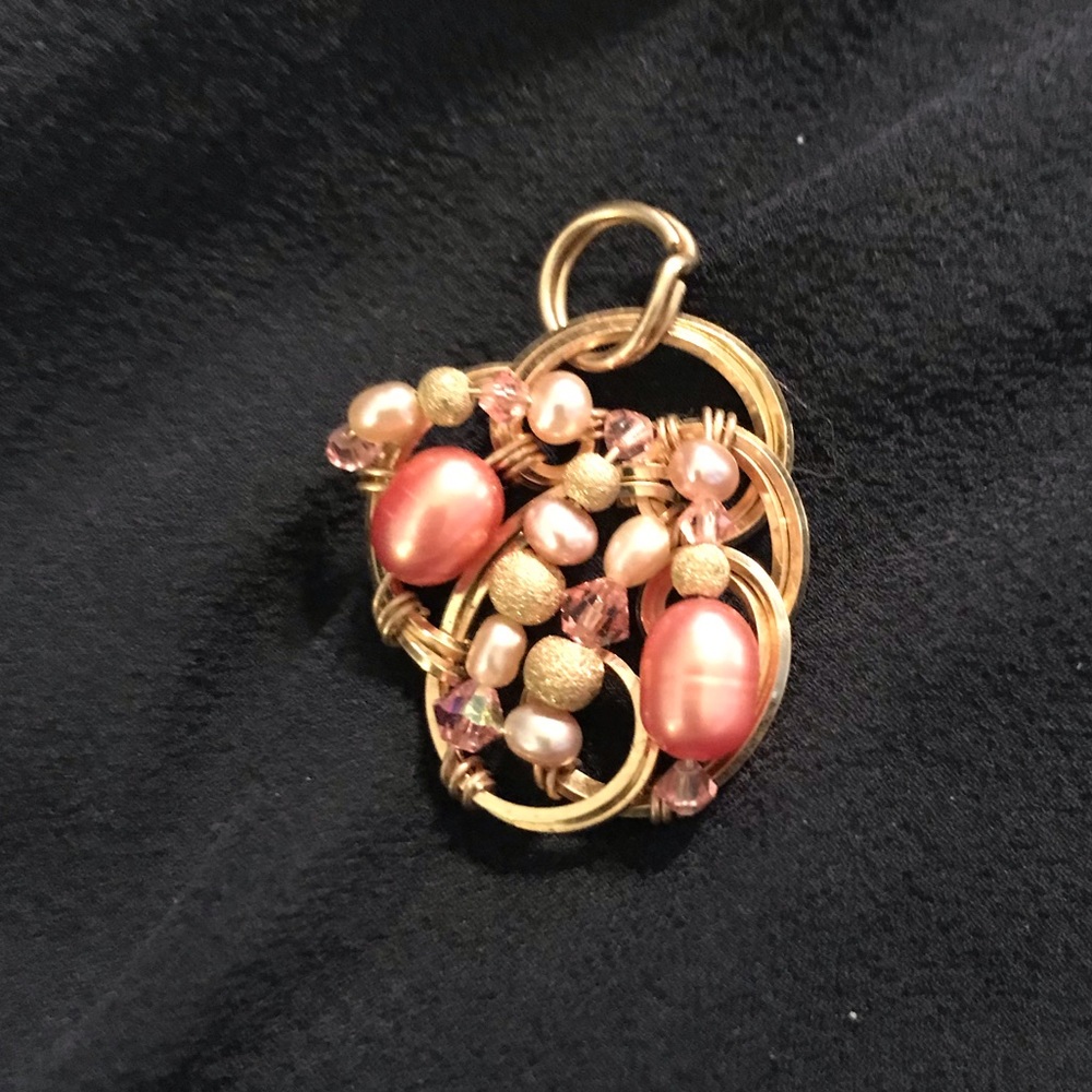 Beautiful 18kt Gold Cultured Pearls Pendant.